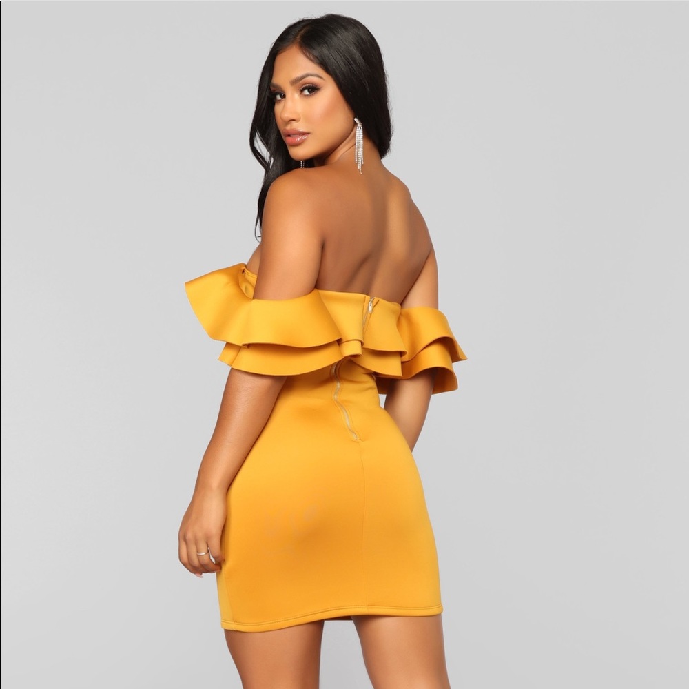 Falls Off the shoulder, stretchy material